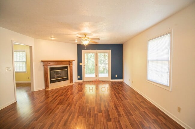 Building Photo - LARGE TOWNHOME CLOSE TO CAMPUS - LOTS OF S...