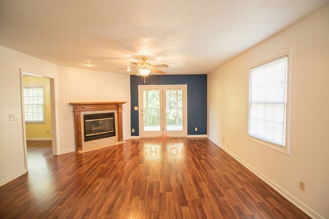 Building Photo - LARGE TOWNHOME CLOSE TO CAMPUS - LOTS OF SPACE!