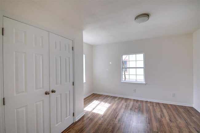 Building Photo - 213 Hosack St