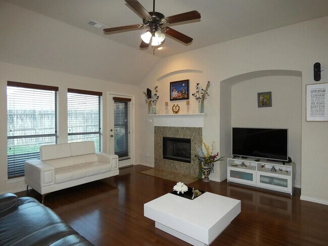 Building Photo - Spacious 2-story near Heritage Trace