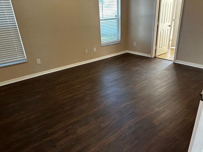 Building Photo - Upscale 3 bedroom 2 bathroom in Gated Comm...