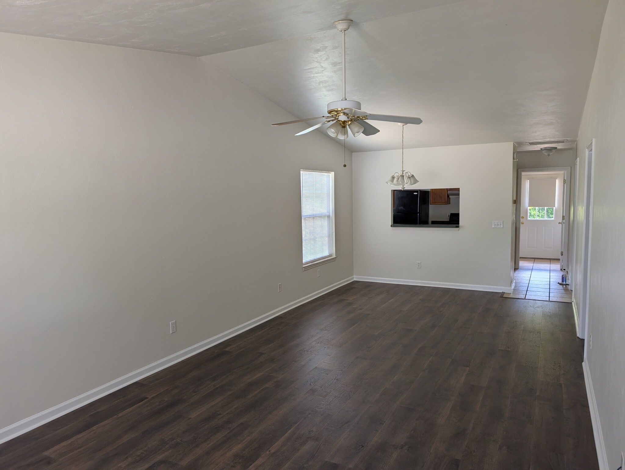 Living/Dining - 2423 Chateau Ln