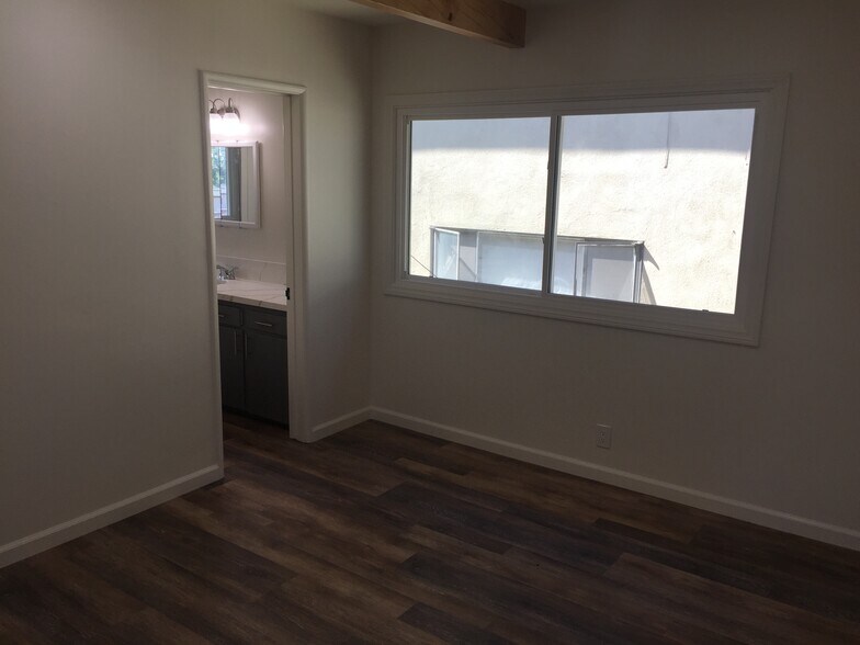 Building Photo - 605 Illinois Ct