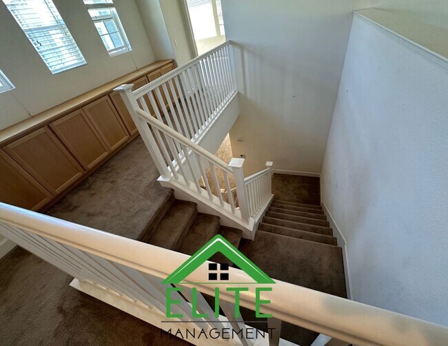 Building Photo - Spacious and Stylish 4-Bedroom Home in Des...
