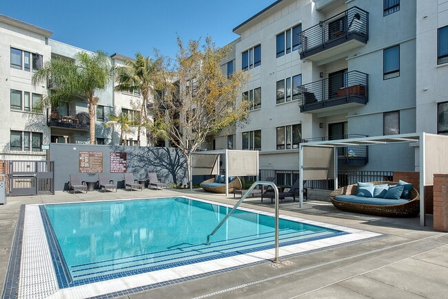 Building Photo - 5600 Wilshire