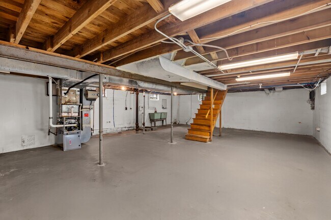 Building Photo - 2024 Southmoor Dr