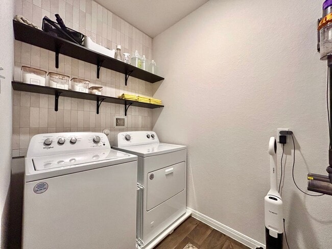 Building Photo - 401 Town Lk Bnd