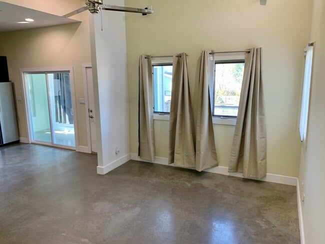 Building Photo - Modern 3 bedroom home in East Austin
