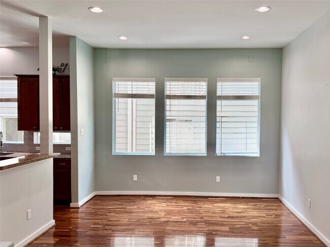 Building Photo - 608 W Drew St