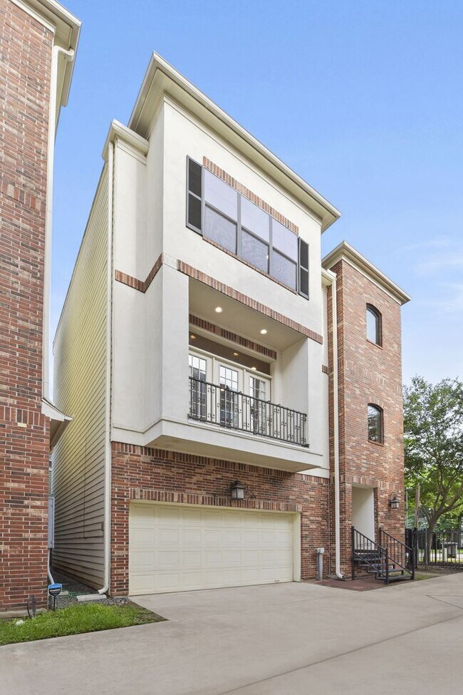 Building Photo - Elegant 3-Bedroom Home in Gated Inner Loop...