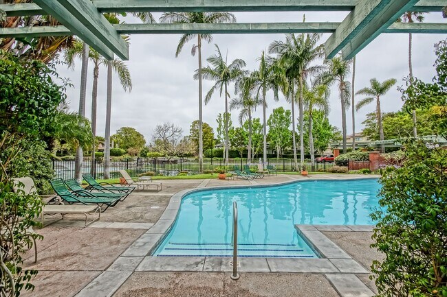 Building Photo - PRIME POOLFRONT LOCATION & CLOSE TO MAIN GATE! BRIGHT & SPACIOUS, END-UNIT POOLFRONT TOWNHOUSE W/...