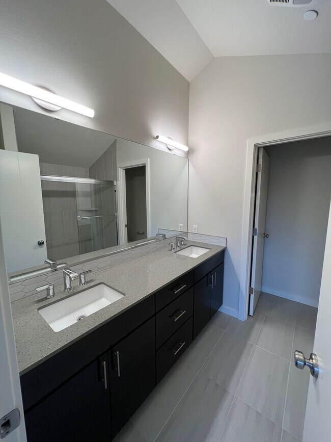 Building Photo - Immaculate 3 Bed 2 Bath Seattle Townhome @ An Incredible Location!