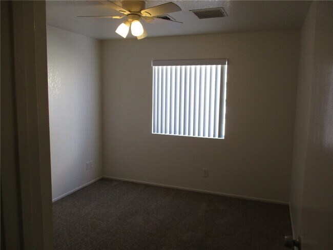 Building Photo - 1489 Bluffs Cir