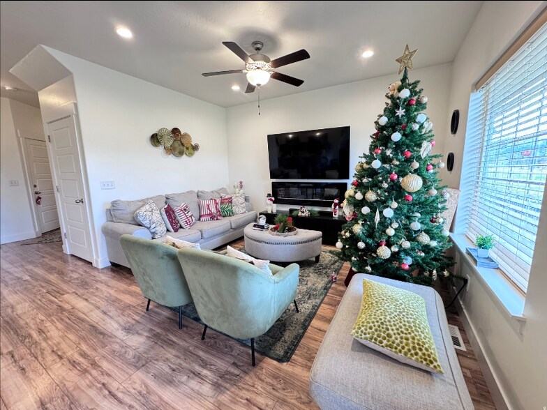 Building Photo - 7571 N Cottage Ln