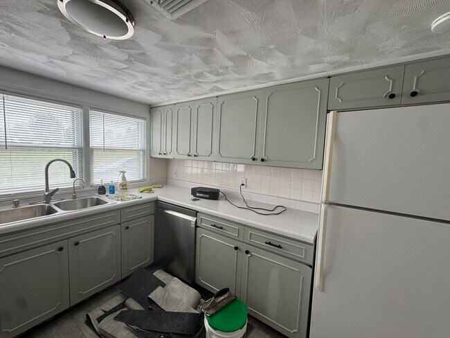 Building Photo - Charming Bungalow with space to move