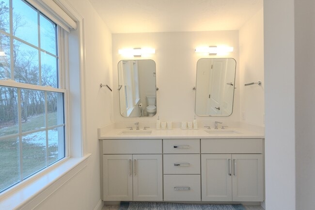 Building Photo - 18 Locust Hill Dr