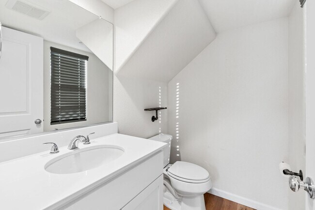 Building Photo - 2 bed 2.5 bath + Bonus Room Newer Construction Home Available Now!
