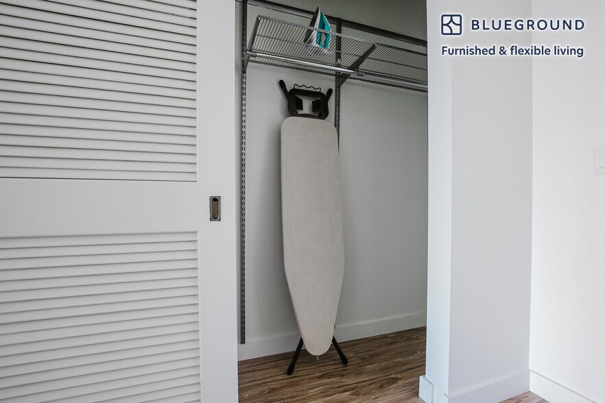 Building Photo - 165 N Desplaines St