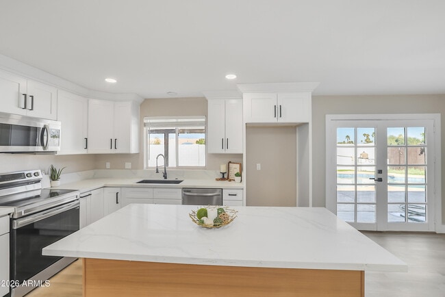 Building Photo - 1018 W Ivanhoe St