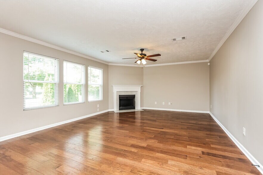 Building Photo - 5823 Roxbury Dr