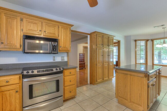 Building Photo - 2303 Friendship Dr