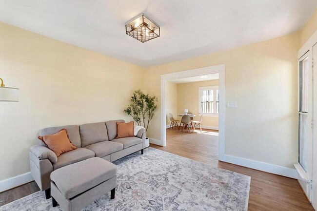 Primary Photo - 1321 E 48th St