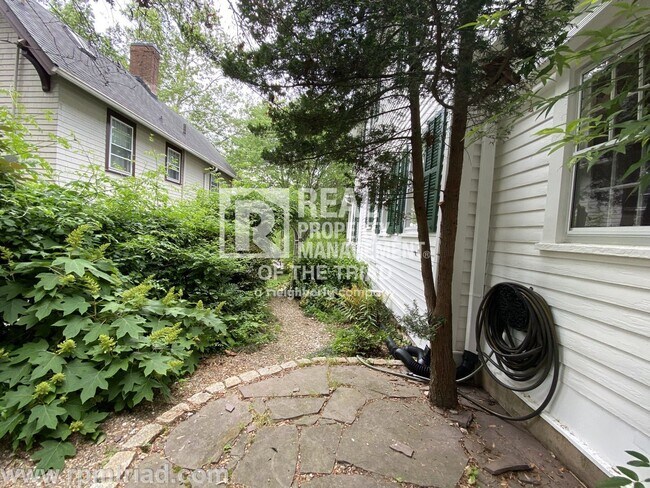 Building Photo - 1224 Glade St NW