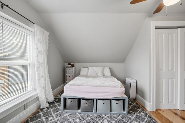 Building Photo - 7 Bed/3 Bath Mins. from UC Campus $700/pp ($4,900/mo)!