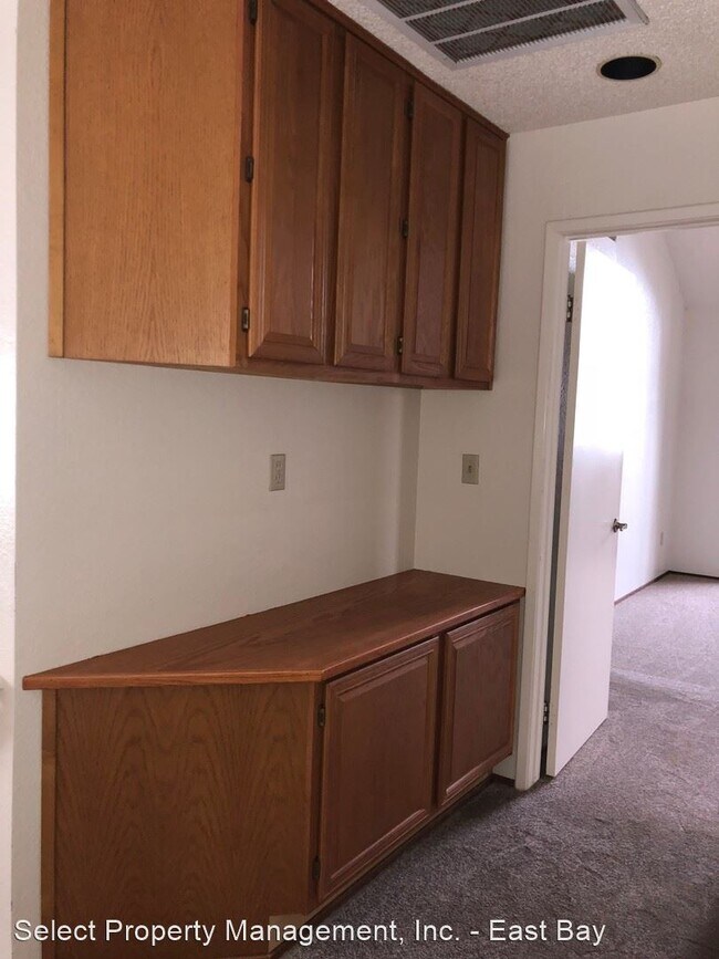 Building Photo - 2 br, 3 bath House - 2674 Barrington Terr