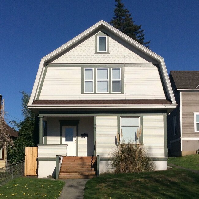 Building Photo - PRELEASE: Spacious 6+ bdrm/2 bath in York ...