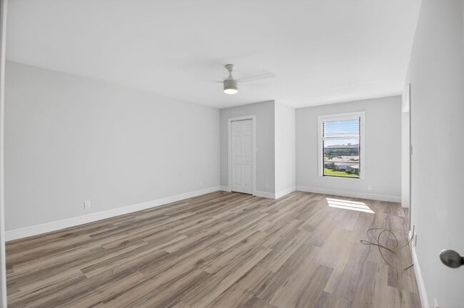 Building Photo - 7076 Huntington Ln