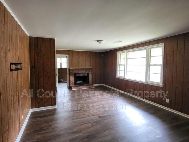 Building Photo - 490 Hall St