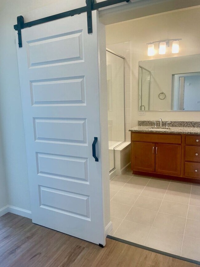 Building Photo - MODERN LUXURY 2BD/2BA/2CAR CONDO in Briargate
