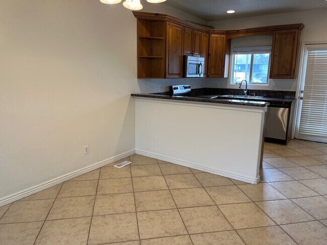 Building Photo - Fantastic Murray 3 Bedroom Townhome!