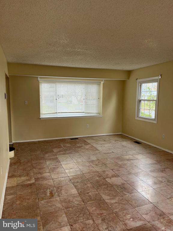 Building Photo - 42 Genesee Ln