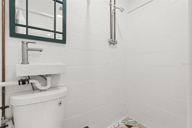 Building Photo - 885 James St