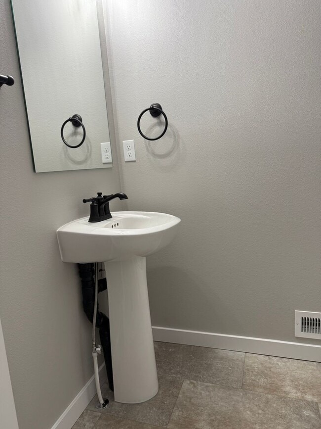 Building Photo - BRAND NEW 2-bd/2-bath in the serene community of Tollgate! - Sisters, OR