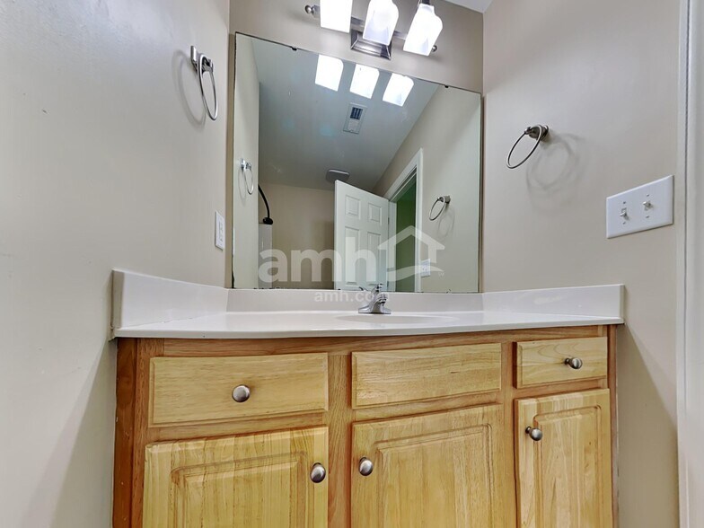 Building Photo - 205 Turner Greens Ct