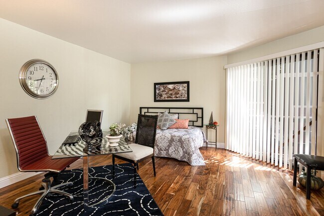 Building Photo - A Spacious 2 bedroom, 2 bathroom Townhouse - Upscale That’s Right On Trend