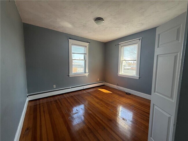 Building Photo - 10 Knight St