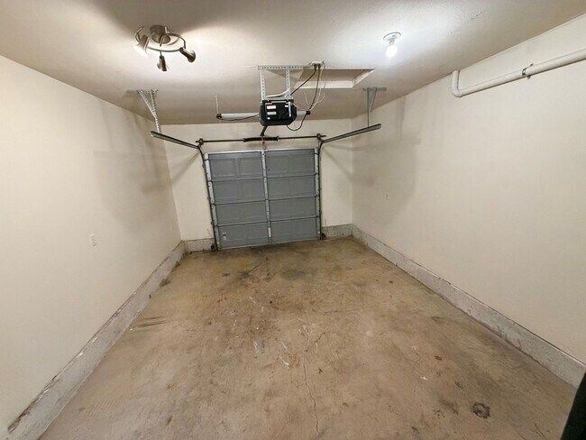 Building Photo - Three Bedroom Duplex in Keizer, Landscaping Included!