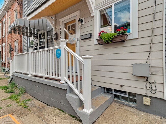 Building Photo - Luxury Updated Row Home | 1 Block from Butler Street