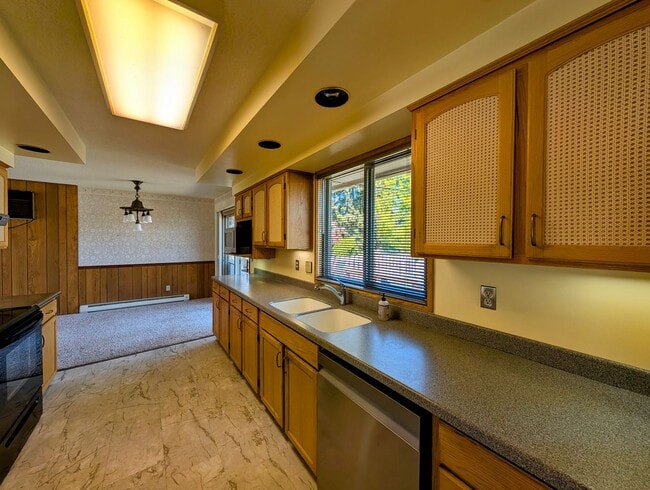 Building Photo - Over Sized 3-Bed, 2.5-Bath SFH w/ 2-Car Garage, & Fenced Backyard!