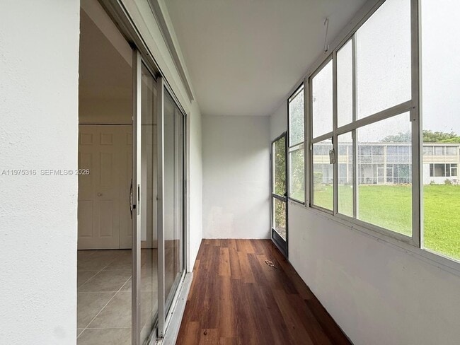 Building Photo - 210 Canterbury J