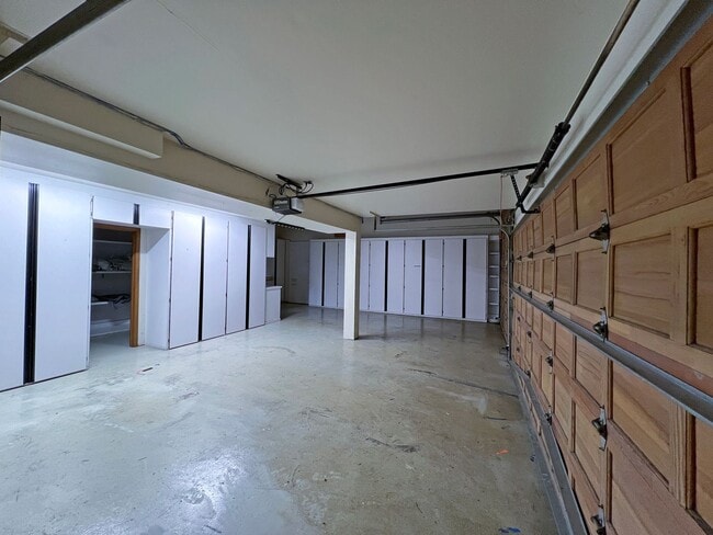 Building Photo - Gated Sound view home Des Moines area, 4 bed plus den 2.5 bath 3900 s/f, Available NOW!!!