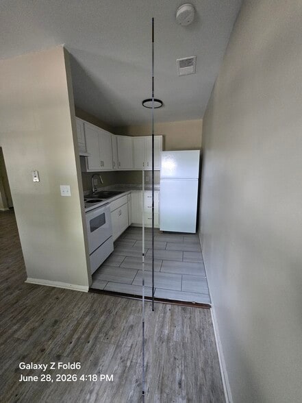 Building Photo - 706 Village Ln