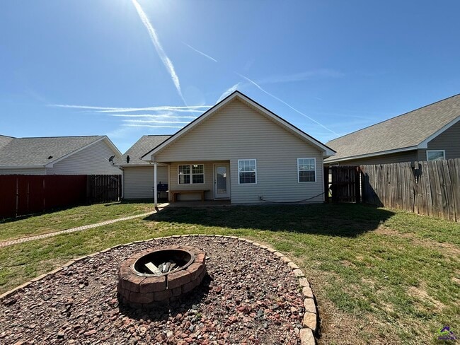 Building Photo - 107 White Tail Ln