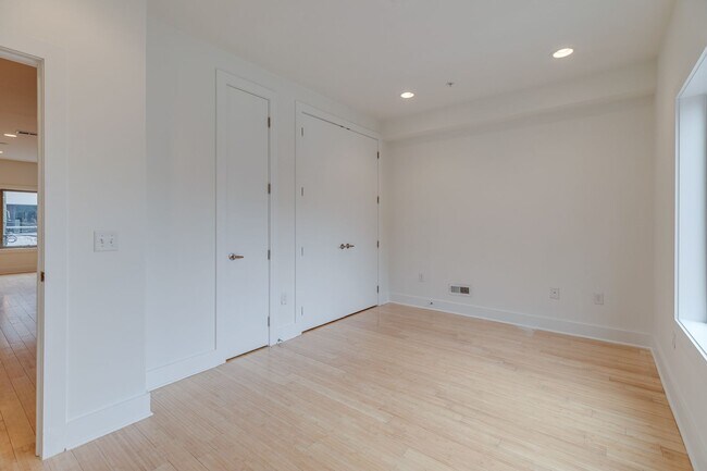 Building Photo - Northern Liberties Townhome with Parking Included