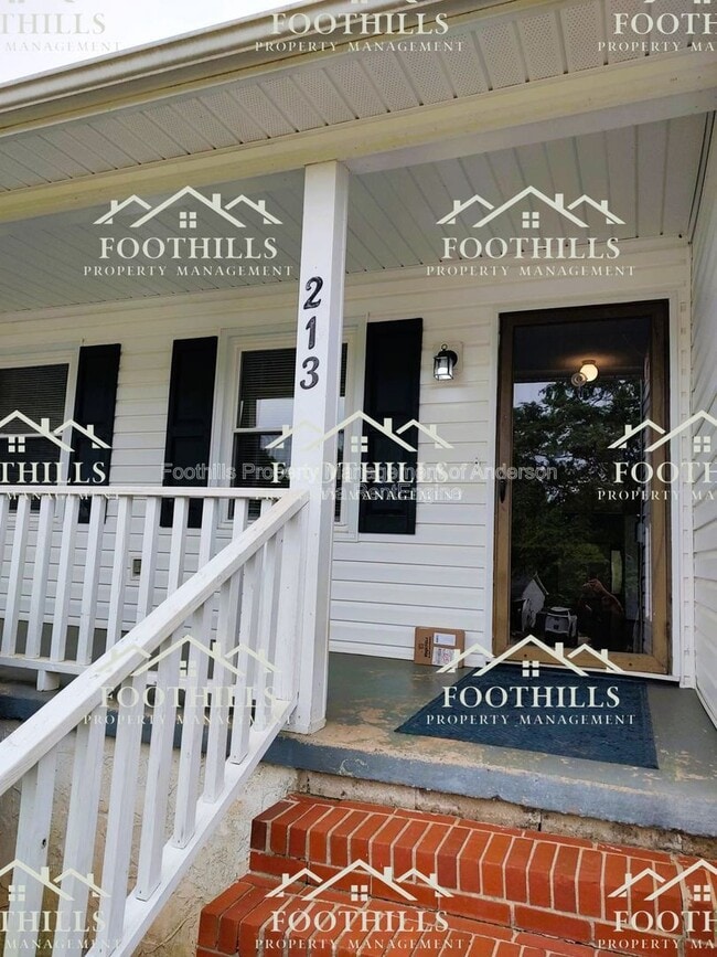 Building Photo - 213 Lake Forest Cir