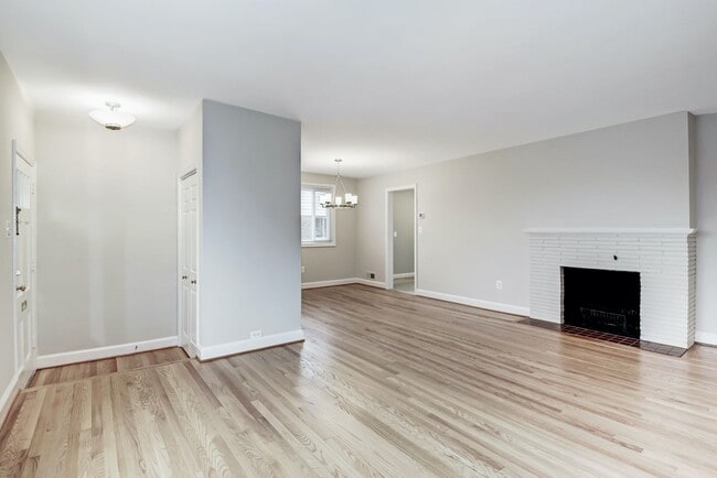 Building Photo - 3 Bed 2.5 Bathroom - Chevy Chase Rancher -...